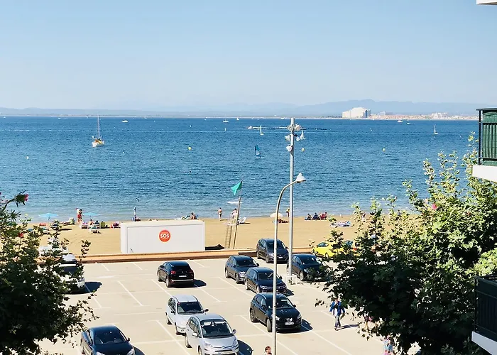 Llotja - En La Playa Y El Centro De Roses